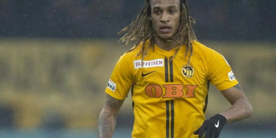 Der Schweizer Kevin Mbabu hat beim VfL Wolfsburg einen Vertrag bis 2023 unterschrieben. Foto: Melanie Duchene/KEYSTONE/dpa