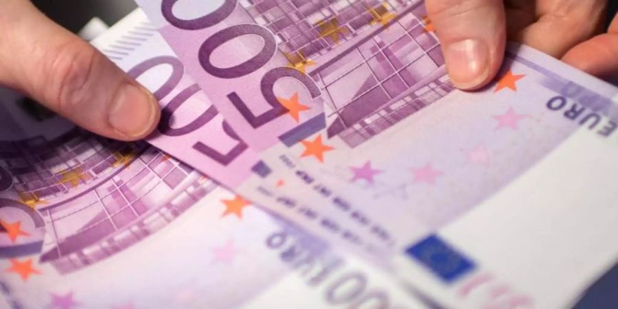 Nach dem Ausgabestopp bleiben die lilafarbenen 500-Euro-Banknoten unbegrenzt umtauschbar. Foto: Matthias Balk