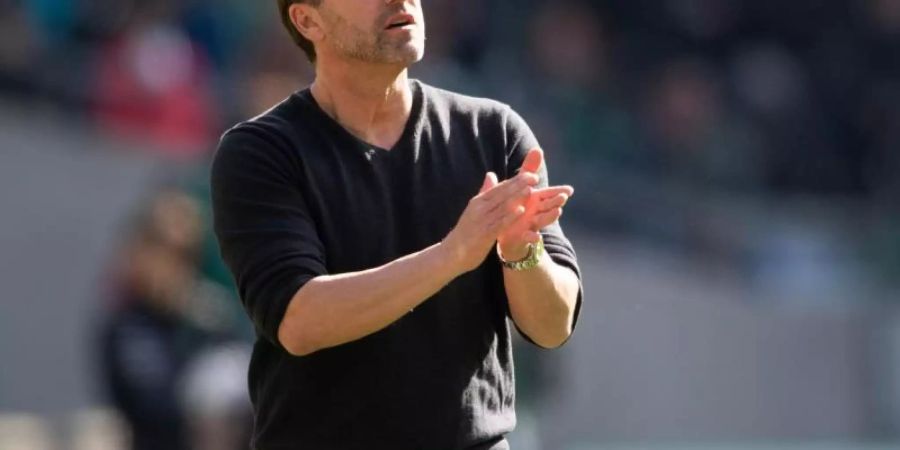 Hannovers Trainer Thomas Doll wird bis zum Saisionende im Amt bleiben. Foto: Swen Pförtner/dpa