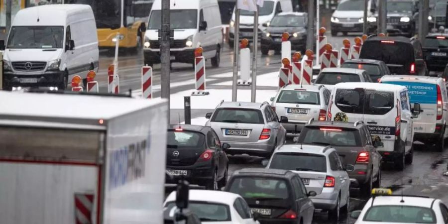 Autos und Lastwagen stehen in Stuttgart im Stau. Lungenärzte gehen davon aus, dass die WHO in absehbarer Zeit eine Absenkung der Grenzwerte für Stickstoffdioxid (NO2) empfehlen wird. Foto: Fabian Sommer