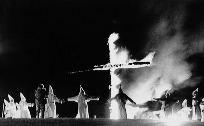 Mitglieder des Ku-Klux-Klans verbrennen 1987 in Maine (USA) ein Kreuz. Ku-Klux-Klan Schwyz Fasnacht