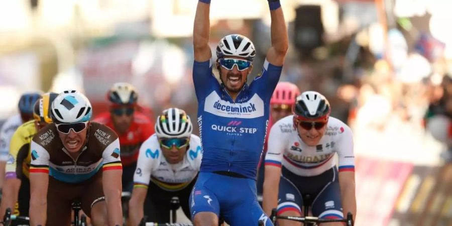 Julian Alaphilippe jubelt über seinen Sieg. Foto: Yuzuru Sunada/BELGA