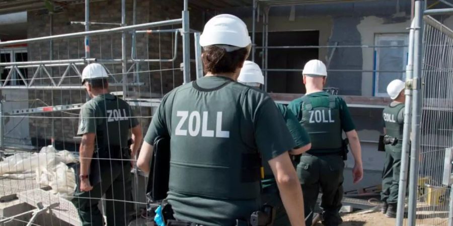 Zurzeit gehen gut 6700 Zöllner bundesweit gegen Schwarzarbeit und illegale Beschäftigung vor. Foto: Boris Roessler/Archiv