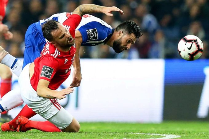 Haris Seferovic bereitet im Spitzenspiel in Porto das 1:1 vor. Haris Seferovic