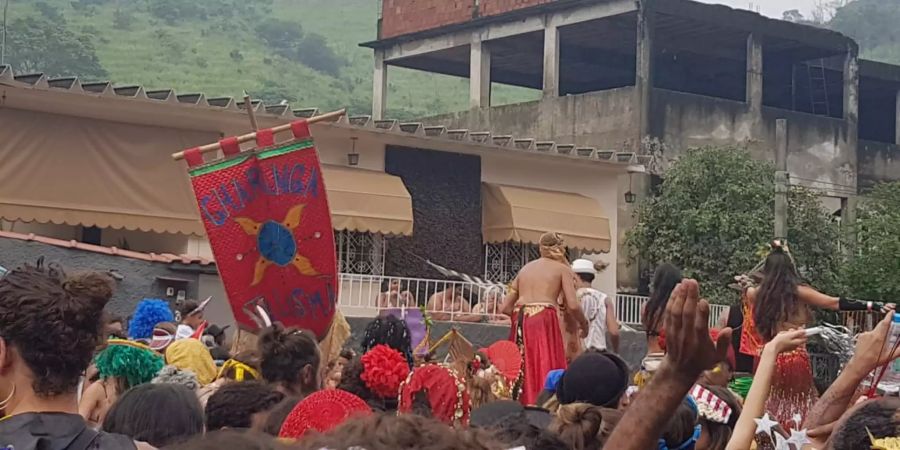 Sie feiern in einem Viertel, das gleich an mehrere Favelas angrenzt.