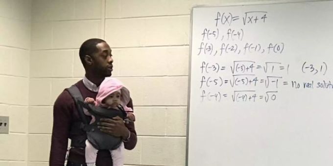 USA - Professor hält Baby von Student, damit dieser mitschreiben kann