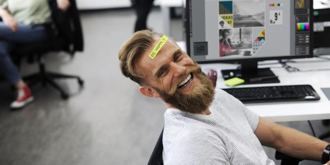 Ein fröhlicher Mann im Büro. Mann lacht