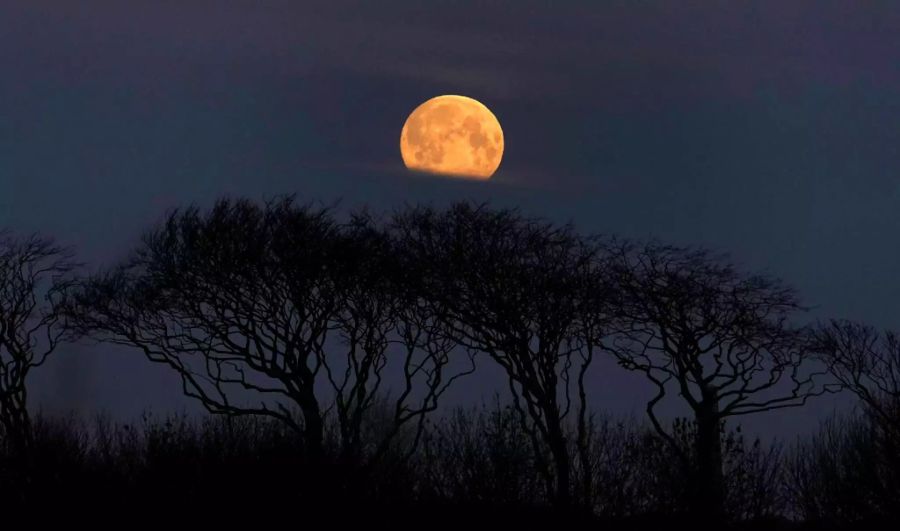 Der Supermond erhebt sich über Whitley Bay, im Nordosten von England.