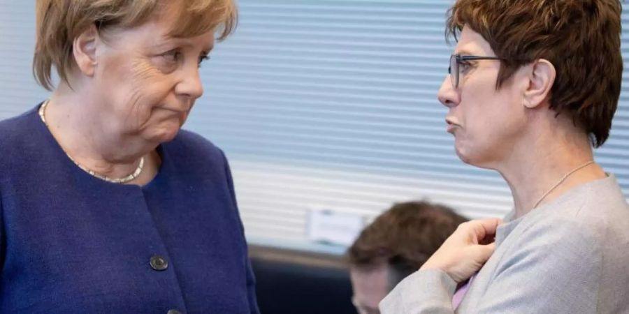 In der CDU fragen sich manche: Löst die neue Vorsitzende und Wunsch-Nachfolgerin von Angela Merkel, Annegret Kramp-Karrenbauer, ihre Förderin womöglich noch in diesem Jahr im Kanzleramt ab? Foto: Kay Nietfeld