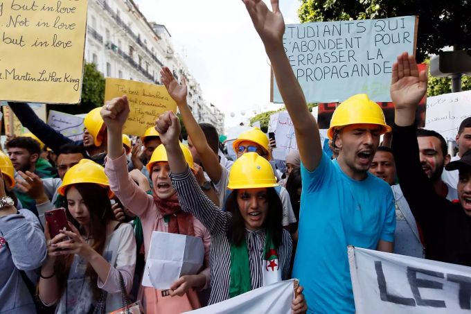 Studenten rufen Slogans bei einem Protest. Nach den Massenprotesten in Algerien ist der Chef des Verfassungsrates Belaiz zurückgetreten. Demonstrationen in Algierien