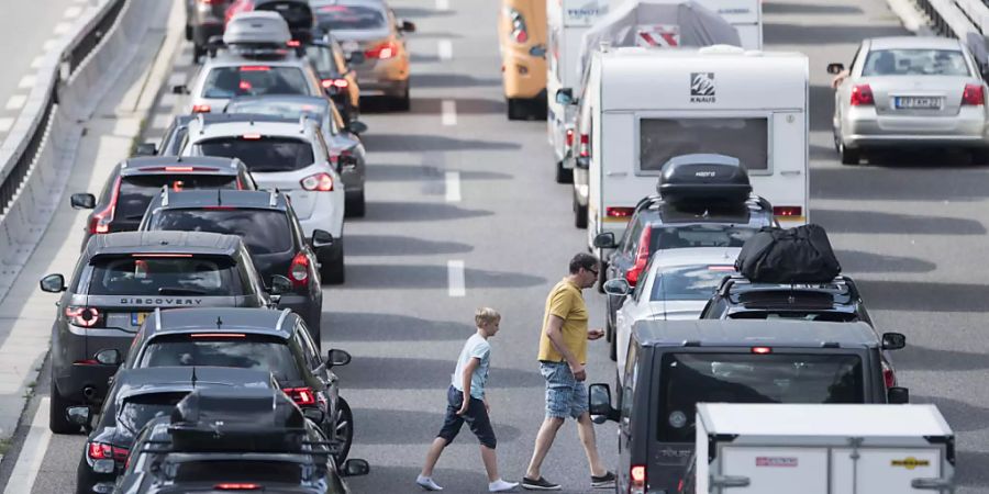 Wer den stehenden Autokolonnen an Ostern aus dem Weg gehen will, startet seine Reise in den Süden am besten bereits am Mittwoch. (Archiv)