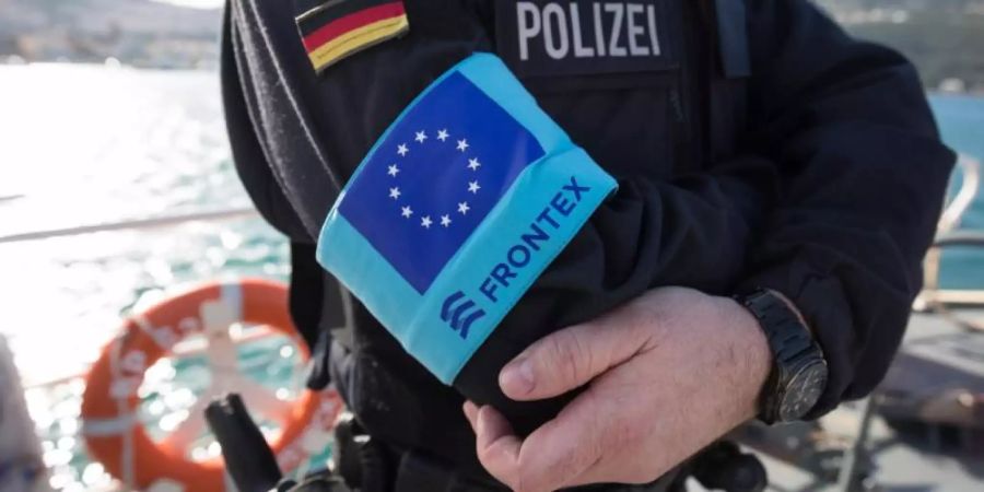 Ein Beamter der Bundespolizei See steht im Hafen der Insel Samos auf dem Vordeck des Streifenboots BP 62 «Uckermark». Foto: Christian Charisius/Illustration