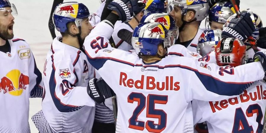 Die Spieler von EHC Red Bull München feiern den Sieg über die Eisbären Berlin und den Einzug ins Halbfinale. Foto: Andreas Gora