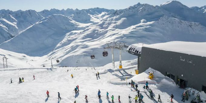 Schneehüenerstock der SkiArena Andermatt-Sedrun. Andermatt Swiss Alps tavetsch
