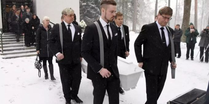 Der Sarg mit dem verstorbenen Matti Nykänens wird nach der Trauerfeier aus der Kapelle getragen. Foto: Jussi Nukari/Lehtikuva Der Sarg mit dem verstorbenen Matti Nykänens wird nach der Trauerfeier aus der Kapelle getragen. Foto: Jussi Nukari/Lehtikuva