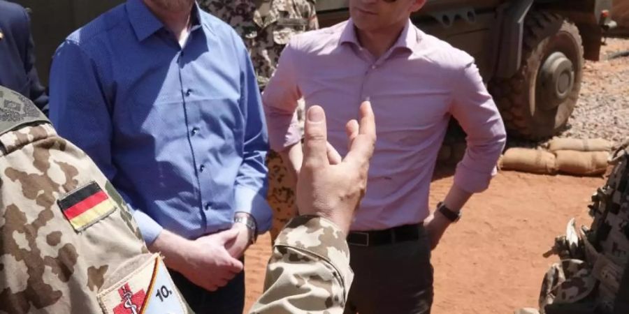 Bundesaussenminister Heiko Maas unterhält sich beim Besuch des Militärlagers «Camp Castor» in Mali mit Bundeswehrsoldaten. Foto: Michael Fischer