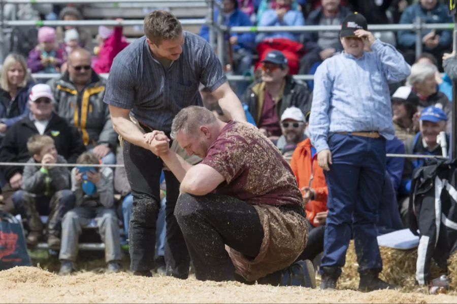 Christian Stucki (rechts) muss das Fest verletzt aufgeben.