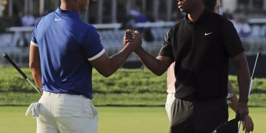 Tiger Woods (r) gratuliert Brooks Koepka nach der zweiten Runde bei der PGA Championship. Foto: Charles Krupa/AP