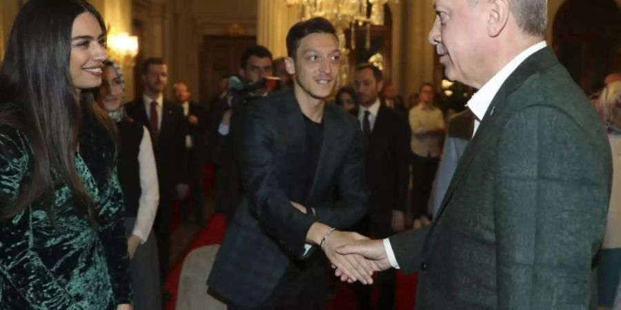 Recep Tayyip Erdogan (r) Mesut Özil und seine Verlobte Amine Gulse. Foto: Pool Presidential Press Service/AP