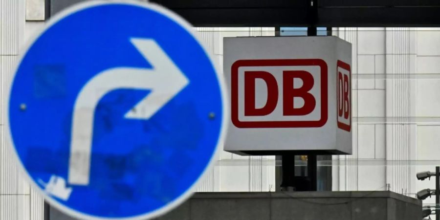 Deutsche-Bahn-Logo nahe der Berliner Konzernzentrale