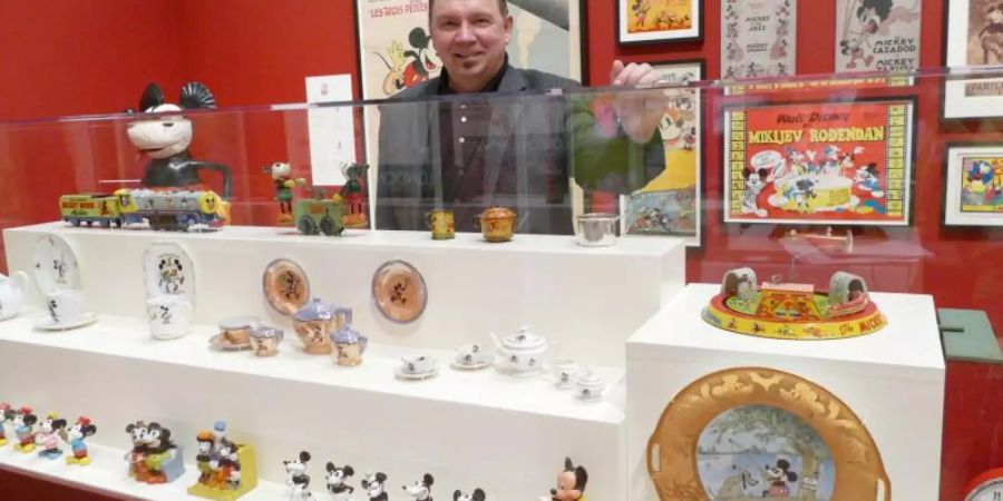 Disney-Zeichner und Kurator Andreas Deja in der Ausstellung. Foto: Barbara Munker