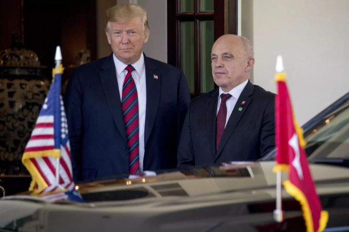 Das Oval Office ist kleiner als es im Fernsehen manchmal aussehe, so Bundespräsident Maurer nach dem Treffen mit Trump. asdf