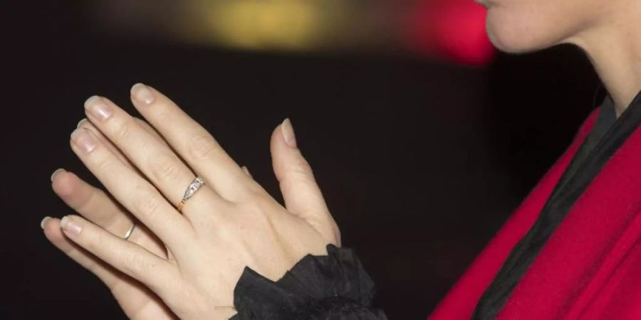 Jacinda Ardernträgt ihren Verlobungsring am Mittelfinger. Foto: Michael Craig/New Zealand Herald
