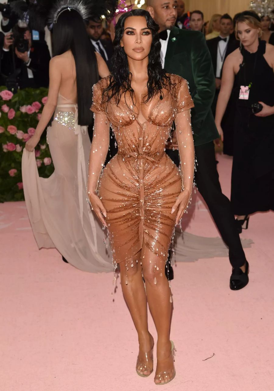 Vom Regen in die Traufe: Kim Kardashian kam als nasse Göttin.