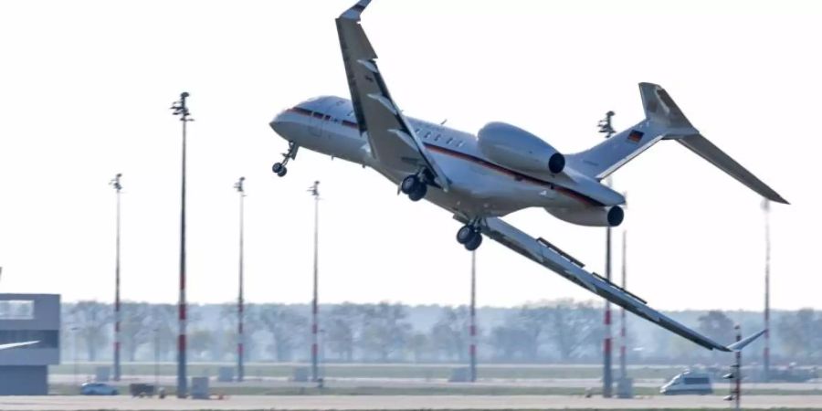 Knapp an der Katastrophe vorbei: Der Jet der Regierungs-Flugbereitschaft beim Landeanflug auf den Flughafen Schönefeld. Foto: Marcel Russ