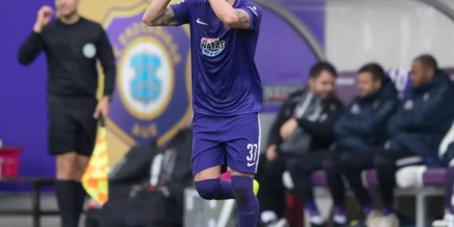 Aues Pascal Testroet jubelt nach seinem Treffer zum 2:0 gegen den VfL Bochum. Foto: Sebastian Kahnert/dpa