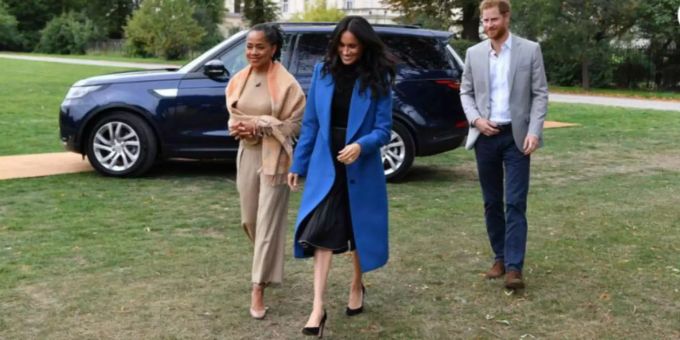 Jetzt kanns losgehen - Meghan Markles Mami in London eingetroffen