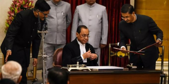 Ranjan Gogoi (M.) bei seiner Vereidigung im Oktober Ranjan Gogoi (M.) bei seiner Vereidigung im Oktober