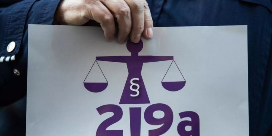 Kritiker halten die Neuregelung des Paragrafen 219 für «nicht zeitgemäss». Demnach dürfen Ärzte nicht darüber informieren, mit welcher Methode sie Abtreibungen vornehmen. Foto: Silas Stein