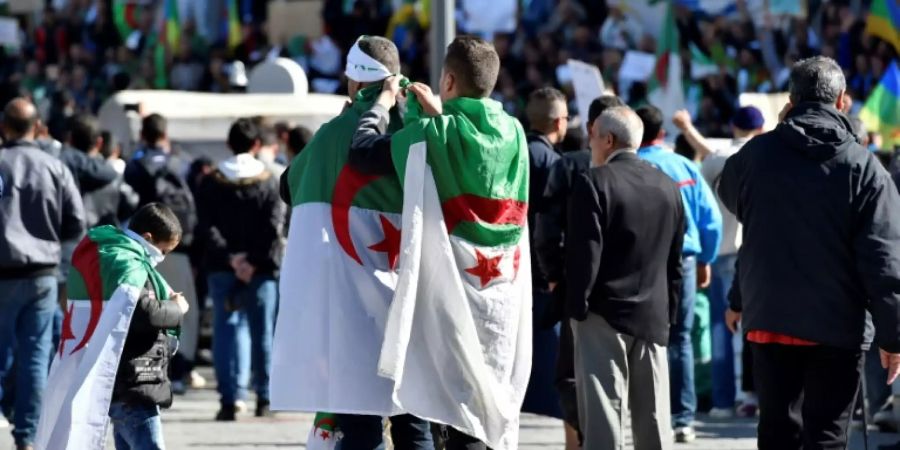 Demonstranten versammeln sich in Algier