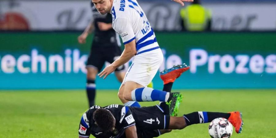 Bielefelds Anderson Lucoqui (unten) versucht MSV-Torschütze Stanislav Iljutcenko vom Ball zu trennen. Foto: Guido Kirchner