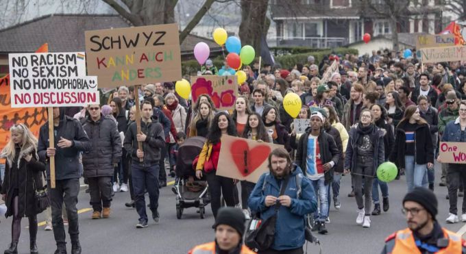 Die Demo gegen Rechtsextremismus und Rassismus verlief laut Katonspolizei mehrheitlich friedlich. Rechtsextremismus