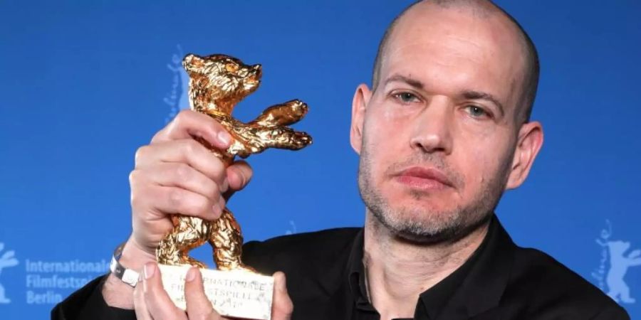 Nadav Lapid, Regisseur des Films «Synonymes (Synonyms)» zeigt seinen Preis. Foto: Christoph Soeder
