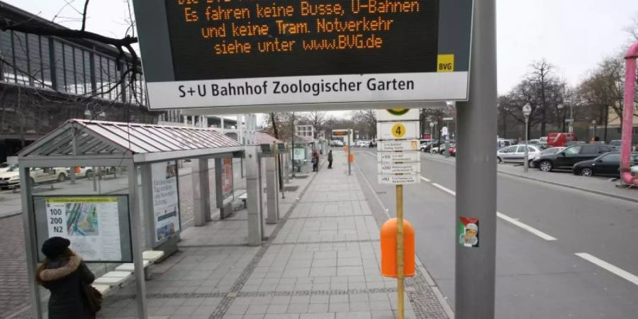 Eine Tafel weist in Berlin auf den BVG-Streik hin. Foto: Stephanie Pilick