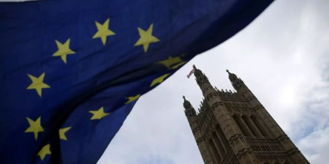 EU-Flage vor dem britischen Parlament in London EU-Flage vor dem britischen Parlament in London