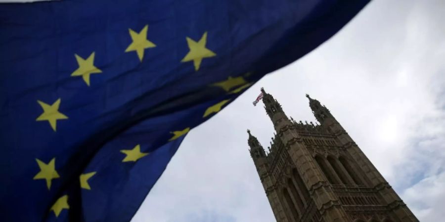 EU-Flage vor dem britischen Parlament in London