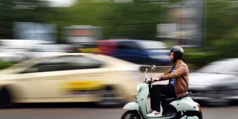 Fahrt auf einem unu Elektroroller in Berlin. Die E-Roller gehen nun ins Netz. Foto: Jens Kalaene