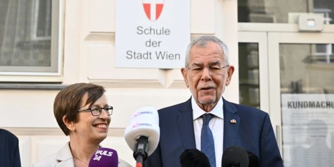 Van der Bellen mit seiner Frau Doris. (Archivbild) finanzminister