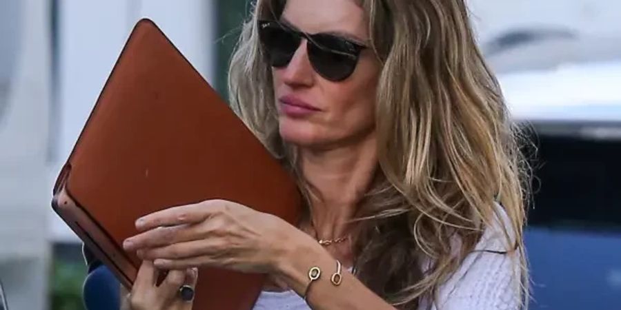 Gisele Bündchen verlässt ein Anwaltsbüro.