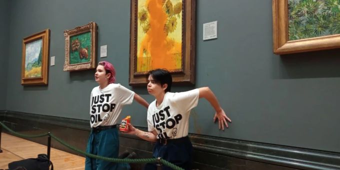 Das von «Just Stop Oil» herausgegebene Foto zeigt zwei Demonstrantinnen, die Vincent Van Goghs berühmtes Werk «Sonnenblumen» von 1888 in der National Gallery in London mit Dosensuppe beworfen haben. wachsfigur könig charles