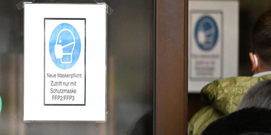 Die Krankenhäuser fordern eine schnelle Rückkehr zur Maskenpflicht in Innenräumen.