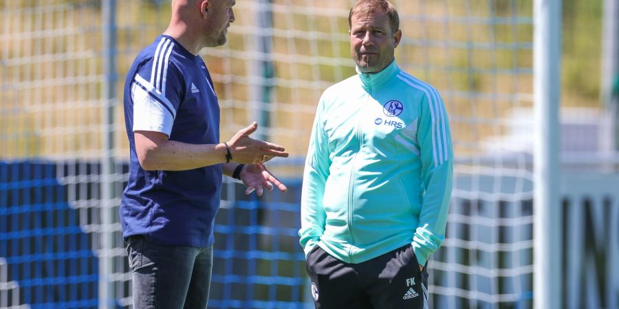 Schalkes Sportdirektor Rouven Schröder (l) im Gespräch mit Cheftrainer Frank Kramer.