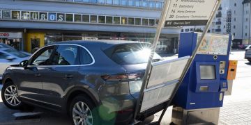 Luzern: Autolenker kollidiert mit einem Ticketautomaten