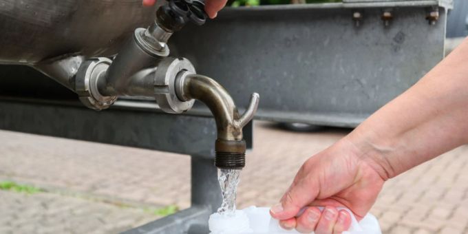In Teilen der Stadt Zug war das Trinkwasser verunreinigt. (Archivbild) In Teilen der Stadt Zug war das Trinkwasser verunreinigt. (Archivbild)