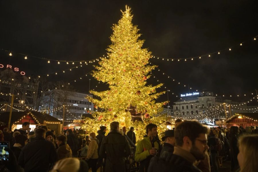 Auch in diesem Jahr setzt man beim Weihnachtsdorf auf Lichterketten.