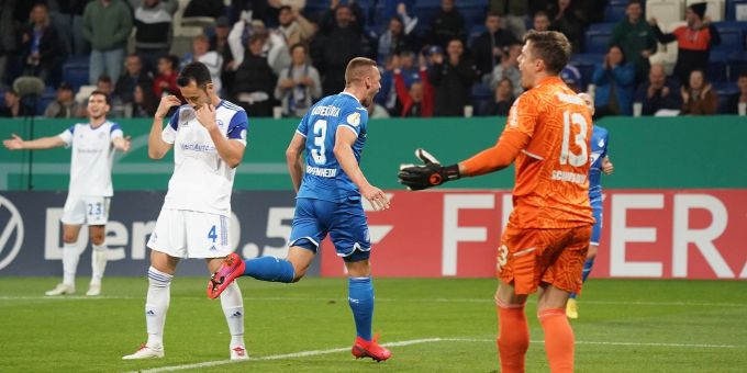 Der Hoffenheimer Pavel Kaderabek (M.) freut sich über sein Tor zum 5:0. Der Hoffenheimer Pavel Kaderabek (M.) freut sich über sein Tor zum 5:0.